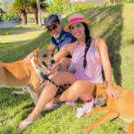 Nas redes sociais o casal sempre posa em companhia de seus cachorros (Foto: Instagram)