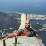 Tiago Abravanel se emocionou em visita para o Cristo Redentor (Foto: Instagram)