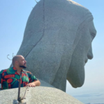 Tiago conseguiu entrar dentro da estátua e foi até o seu topo (Foto: Instagram)