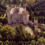 Castelo de Charleville, Irlanda - a construção ficou famosa devido aos diversos relatos de assombrações no lugar. O relato mais famoso é do espiríto da jovem Harriet, uma menina que morreu desastrosamente nas escadas principais do castelo (Foto: Pinterest)