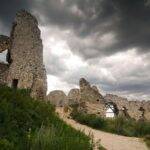 Castelo de Cachtice, Eslováquia ficou conhecido por ser parte do filme de terror Nosferatu. Porém, antes disso já era conhecido por ser assustador, devido ao fato de ter sido da Condessa Elizabeth Báthory, uma das maiores serial killers do mundo (Foto: Pinterest)