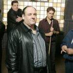 The Sopranos: Tony Soprano tenta equilibrar os problemas de sua família desajustada com outra "família" bem diferente - a máfia de Nova Jérsei. Ele recorre a uma terapeuta para lidar com seus problemas profissionais e pessoais, que lhe causam ataques de pânico. O "chefão" da organização criminosa lida com batalhas pelo poder, relacionamentos amorosos, violência, a constante ameaça de ser exposto e traído, e com todas as pessoas que estão sendo alvo de suas atividades. (Foto: Divulgação)