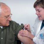 Alguns munícipios irão começar a vacinar idosos e pessoas imunossuprimidas a partir de setembro (Foto: Unsplash)