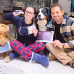 O jornalista deu a notícia em cliques com a esposa, Larissa Laibida, e os cachorros Rocky e Maya. (Foto: Instagram)