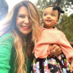 A primeira neta de Elba Ramalho, Esmeralda, nasceu em 2020. A pequena é filha de Luã Yvys e da esposa, Amanda Mezkta. (Foto: Instagram)