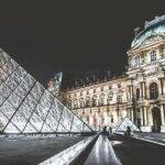 Eis o Museu do Louvre, o mais famoso acervo do mundo inteiro. Ele guarda mais de 35.000 obras de arte, para serem consumidas com moderação. (Foto: Instagram)