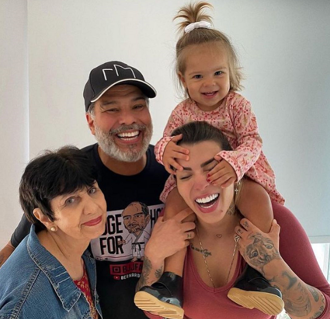 O famoso compartilha o dia a dia da família nas redes sociais (Foto: Instagram)