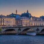 Apesar de seu nome Pont Neuf (Ponte Nova), ela é a mais antiga das pontes de Paris, e foi a primeira estrada a beneficiar pavimentos que separam pedestres e tráfego. (Foto: Instagram)