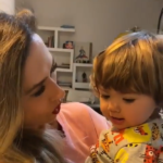 A atriz compartilhou um vídeo fofo em que a filha aparece ‘conversando’ com ela! (Foto: Instagram)