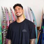 O projeto social do surfista vai além do esporte, oferecendo apoio psicológico, alimentação tratamentos fisioterápico e odontológico. (Foto: Instagram)