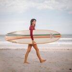 A artista começou a praticar o esporte durante a quarentena e hoje já não consegue mais viver longe das ondas do mar (Foto: Instagram)