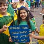 O cantor e ex-deputado federal Sérgio Reis comemorou as manifestações. O artista postou uma foto de duas crianças segurando um cartaz durante os atos e afirmou que elas são o futuro do Brasil. (Foto: Instagram)