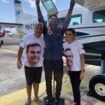 O apresentador do programa “Alerta Nacional”, tirou cliques vestindo uma camiseta estampada com a cara do presidente, além de posar ao lado do Bolsonaro de papelão. (Foto: Instagram)