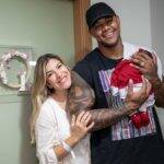 Lore Improta e Leo Santana deixaram a maternidade com a pequena Liz (Foto: Instagram)