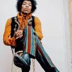 O guitarrista Jimi Hendrix morreu em setembro de 1970. Segundo relato da revista Rolling Stone, a polícia confirmou que o músico consumiu nove pílulas para dormir e morreu sufocado por engasgar com o próprio vômito (Foto: Instagram)