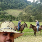 Mas não adianta, porque quem não conhece, vai meter o pa*”, ele continuou, ressaltando que os bichos aguentam andar por cerca de uma semana, e que mesmo assim escolheu usar um a cada dia (Foto: Instagram)