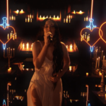 Kacey Musgraves chegou fazendo estreias e apresentou pela primeira vez o single “Star-Crossed”. Com um cenário cheio de velas, ela deixou sua marca. (Divulgação/MTV)