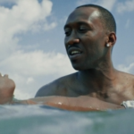 Moonlight: Sob a Luz do Luar - Black trilha uma jornada de autoconhecimento enquanto tenta escapar do caminho fácil da criminalidade e do mundo das drogas de Miami. Encontrando amor em locais surpreendentes, ele sonha com um futuro maravilhoso. (Foto: Divulgação)