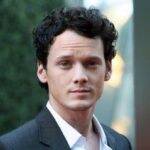 Famoso pela atuação em "Star Trek", Anton Yelchin também teve uma morte acidental em 2016 constatada após as investigações. O site TMz relatou que Anton estacionou em uma área inclinada e foi atropelado pelo próprio carro. Na sequência, o artista de 27 anos foi esmagado por permanecer preso entre o veículo e uma parede de tijolos (Foto: Instagram)