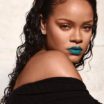 A cantora tem sua própria marca de maquiagem a “Fenty Beauty by Rihanna”, além de uma empresa de lingerie chamada “Savage X Fenty”. Rihanna também possuía a grife de luxo “Fenty Fashion House”, que no momento está suspensa devido ao covid-19. (Foto: Instagram)