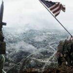 A Conquista da Honra (2006) - Clint Eastwood conta a história por trás da lendária foto de soldados hasteando a bandeira dos EUA na ilha de Iwo Jima, durante a Guerra do Pacífico. (Foto: Divulgação)