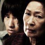 Mother – A Busca Pela Verdade (2009): Uma mulher cuida sozinha do filho que, apesar de já ser adulto, sofre de distúrbios mentais e exige cuidados constantes. Quando ele é acusado de assassinato e sequer parece saber o motivo de estar sendo preso, a mãe tem que se desdobrar para provar a inocência dele. (Foto: Divulgação)