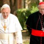 Dois Papas: O filme constrói um encontro fictício entre o então cardeal Jorge Bergoglio, hoje Papa Francisco, e o Papa Bento XVI, em 2012. Durante uma das maiores crises recentes da Igreja, o argentino Jorge Bergoglio decide pedir sua aposentadoria por discordar da forma como o Papa tem conduzido a igreja. Com a passagem já comprada para Roma, ele é surpreendido pelo convite do próprio Papa Bento XVI para visitá-lo. No encontro, eles falam sobre suas vidas e os rumos do catolicismo. (Foto: Divulgação)