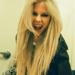 Em 2013 a musa do rockpop e sk8ter girl, Avril Lavigne, se casou com o também astro do rock, Chad Kroeger (vocalista do Nickelback). Juntos eles gravaram um grande sucesso: o dueto "Let me Go". (Foto: Instagram)