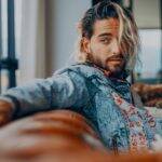 Em 2019, Maluma se despediu do cabelo comprido ao visitar um hospital do câncer. O cantor deixou que as crianças cortassem os fios e doou para ajudar na causa. (Foto: Instagram)