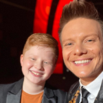 O técnico do ‘The Voice Kids’ foi só elogios a Gustavo Bardim, o vencedor da sexta temporada (Foto: Instagram)