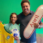 Ídolos! Rayssa Leal e Ronaldo se encontraram e trocaram presentes autografados. (Foto: Instagram)