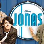 Com duas temporadas, cada uma ambientada numa cidade diferente por conta da virada radical que a carreira na música os levou, J.O.N.A.S. segue a difícil vida no ensino médio de Kevin, Joe e Nick. (Foto: Divulgação)