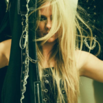 Ao voltar à ativa, Lavigne contou que foi uma luta não só física, mas psicológica. Hoje ela é idealizadora de uma instituição que ajuda pessoas a lutarem contra a doença. (Foto: Instagram)
