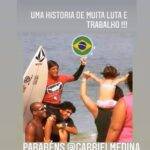 ''Parabéns, Gabriel Medina. Este sempre foi o sonho e o objetivo! Deus cumpre o que promete! Deus abençoe.", escreveu a matriarca no Instagram Stories, ao compartilhar uma publicação feita por um amigo. Na imagem o surfista aparece em uma foto antiga, sendo erguido pelo padrasto, Charles Medina, que era seu técnico antes da briga familiar. (Foto: Instagram)