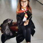 Segundo a apresentadora Carolina Patrocínio, suas filhas que adoram a data, escolheram com rigor o look que usariam no dia das bruxas. Começando por Diana, de seis anos, escolheu se fantasiar como uma verdadeira aluna de Hogwarts, fazendo homenagem a saga Harry Potter. (Foto: Instagram)