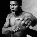 Muhammad Ali - nascido na cidade de Louisville, em Kentucky, nos Estados Unidos, com o nome de Cassius Marcellus Clay Jr, o maior boxeador de todos os tempos mudou seu nome para Muhammed Ali depois de ter se convertido ao islamismo. (Foto: Divulgação/Pinterest)