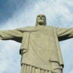 A estátua foi construída no Brasil, com doações, que passaram de 500 contos de réis, recolhidas entre a população. (Foto: Globoplay)