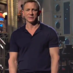 Daniel Craig, de 007, virou meme ao participar do "Saturday Night Live" e anunciar apresentação do "The Weeknd" com um ar pacato (Foto: Divulgação)