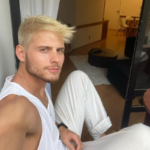 O ator já estava com o cabelo platinado antes de pintar de rosa (Foto: Instagram)