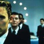 Gattaca: A Experiência Genética: em um futuro no qual os seres humanos são criados geneticamente em laboratórios, as pessoas concebidas biologicamente são consideradas “inválidas”. Vincent Freeman (Ethan Hawke), um “inválido”, consegue um lugar de destaque em uma corporação, escondendo sua verdadeira origem. A obra aborda as preocupações sobre as tecnologias reprodutivas que facilitam a eugenia e as possíveis consequências de tais desenvolvimentos tecnológicos para a sociedade. (Foto: Divulgação)