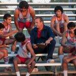 McFarland USA (2015): depois de ser demitido, o professor e treinador de futebol americano Jim White (Kevin Costner) fica sem opção e aceita dar aulas na pobre e distante cidade McFarland, uma carente vila de imigrantes. (Foto: Divulgação)