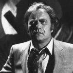 Outro ator morto em acidente trágico no set de filmagens foi Vic Morrow (1929-1982), que foi atingido não foi um tiro, mas por um helicóptero na gravação de "No Limite da Realidade" (1983). (Foto: Divulgação)