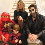 Claudia Leite e sua família também não ficaram de fora das comemorações. Seu filho mais velho se fantasiou de lego e o mais novo de Homem-Aranha. A cantora ficou de vampira e seu marido de caveira. (Foto: Instagram)