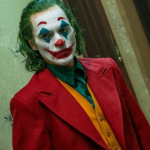 Coringa: O fracassado comediante Arthur Fleck tem problemas psicológicos e vive um momento complicado em sua vida. Em um dia de fúria, ele m a t a três homens no metrô e, ao ver o seu ato ganhando reconhecimento, Arthur se entrega a sua mente criminosa. (Foto: Divulgação)