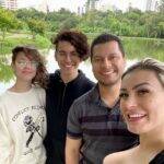 Andressa Urach postou uma foto ao lado do marido, Thiago Lopes, o filho Arthur e a nora Brenda (Foto: Instagram)