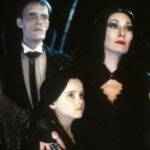 “A Família Addams” - Na trama, Morticia desconfia que o irmão de seu marido, Gomez Addams, seja um impostor. Com a ajuda de um advogado, o vigarista consegue fazer com que o clã Addams seja despejado e Gomez descobre a conspiração contra sua família. (Foto: Divulgação)