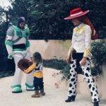 Com muita criatividade, Timberlake e Jessica Biel vestiram o filho Silas, de Woody para o Halloween. Os dois também participaram da comemoração, eles se fantasiaram de outros personagens de “Toy Story”. (Foto: Instagram)