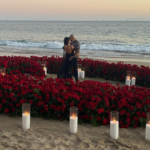 Para realizar o pedido, o ex-baterista do Blink-182 preparou uma surpresa em uma praia deserta, com um coração formado por rosas vermelhas e velas. (Foto: Instagram)