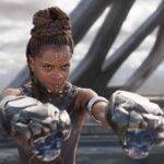 A atriz Letitia Wright, está sendo acusada de espalhar as críticas à ciência no set de Pantera Negra: Wakanda Forever, mesmo após se desculpar por ter postado um vídeo sobre o assunto. (Foto: Divulgação)