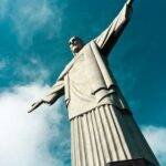 Nessa terça-feira (12), completam-se 90 anos que o monumento do Cristo Redentor, de braços abertos sobre a Baía de Guanabara, faz com que milhares de pessoas subam 710 metros acima do nível do mar só para ir visitá-lo. (Foto: Pexels)